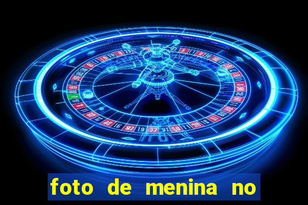 foto de menina no espelho cabelo cacheado