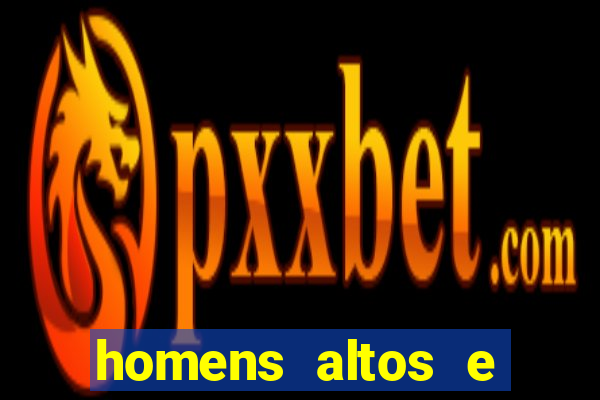 homens altos e magros pelados